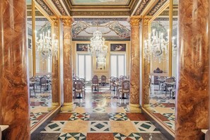 2 间餐厅，供应早餐、午餐和晚餐，地中海菜