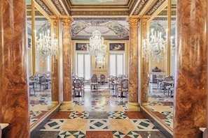 2 restaurants, servant le déjeuner et le dîner; cuisine méditerranéenne