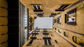 Un corridoio con diverse finestre e condotti di ventilazione.
