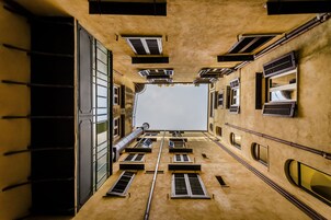 Un corridoio con diverse finestre e condotti di ventilazione.