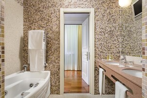 Suite Presidenziale, 2 letti queen | Minibar, una cassaforte in camera, una scrivania, postazione laptop