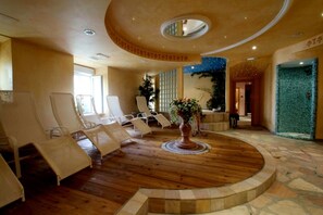 Double Room | Minibar, desk, cribs/infant beds, free WiFi