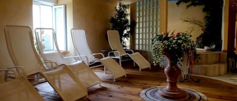 Vartalohoitoja, hieronta- ja hoitohuoneita