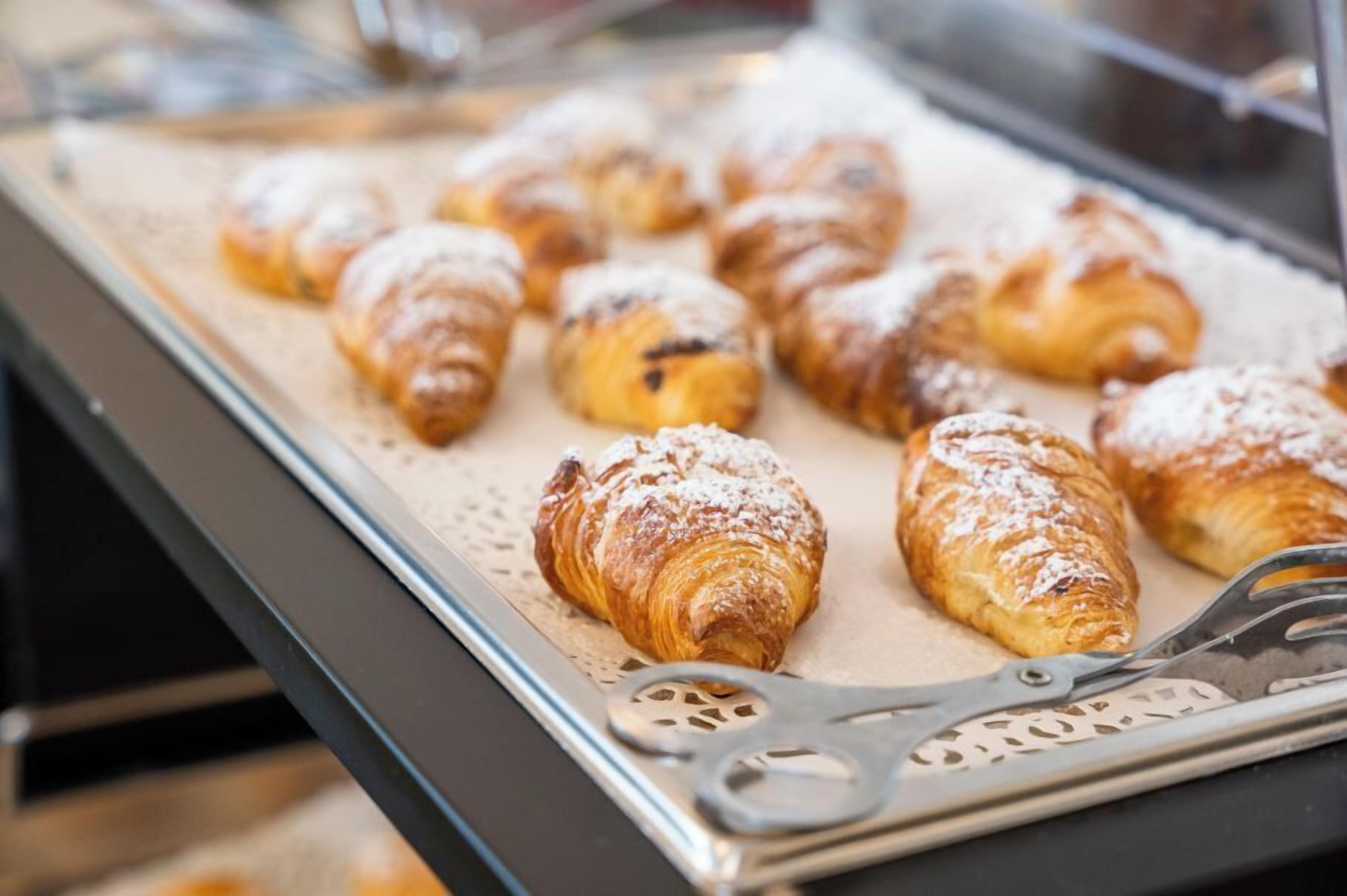 Ett fat med bakverk på en bakplåt.