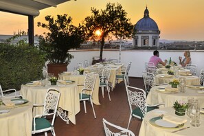Breakfast served, local and international cuisine, alfresco dining - Mecenate Palace (Rome)