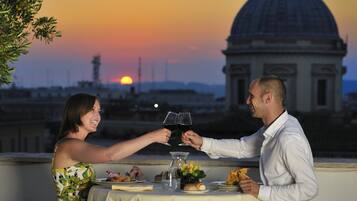 Aamiainen, paikallinen ja kansainvälinen keittiö, ulkoilmaravintola