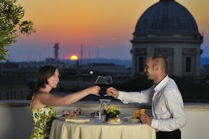 Breakfast served, local and international cuisine, alfresco dining - Mecenate Palace (Rome)