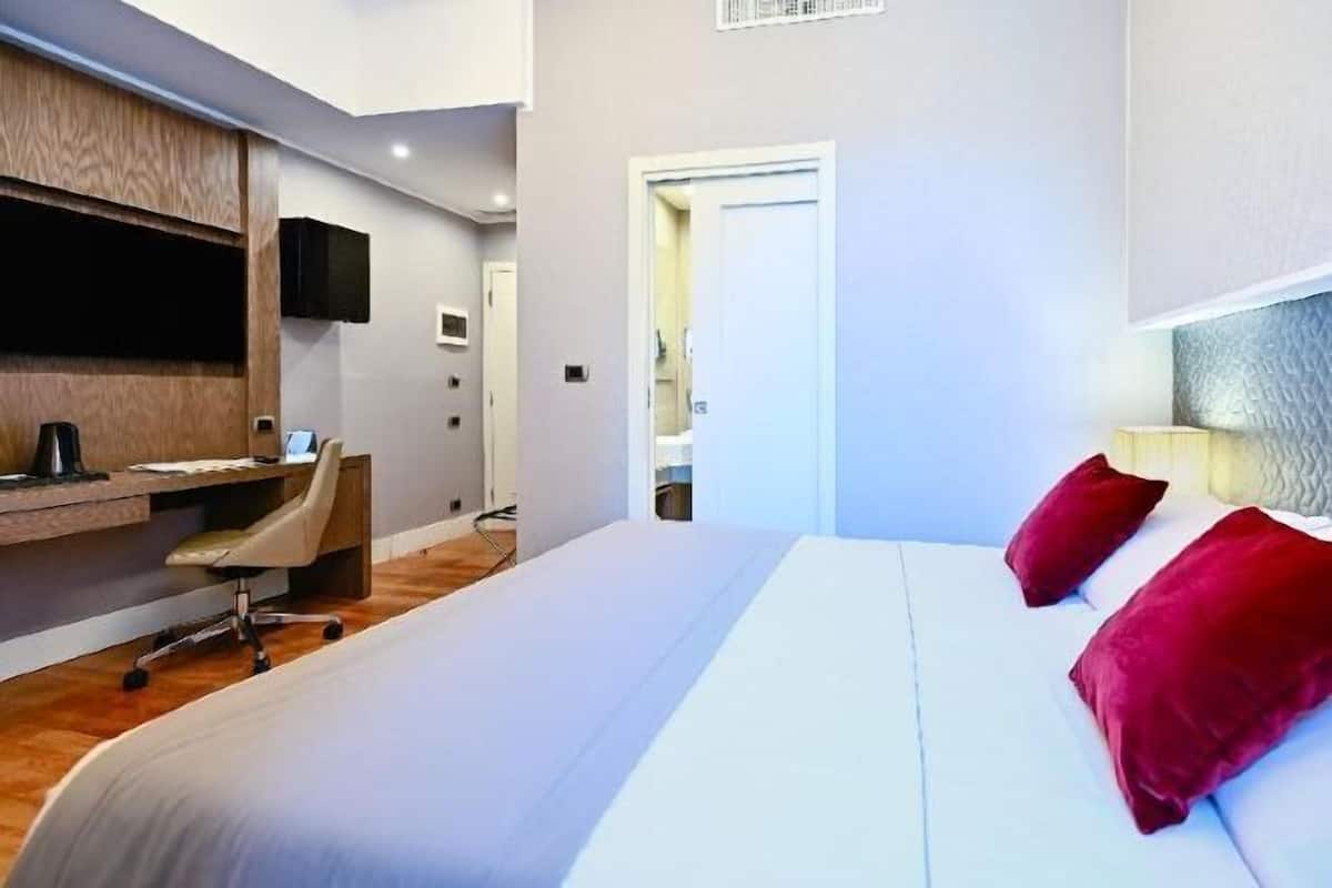 2 bedrooms, premium bedding, down comforters, minibar