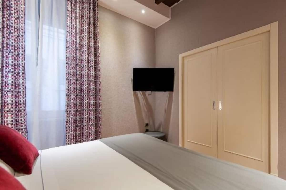 2 sovrum, sängtillbehör av högsta kvalitet, duntäcken och minibar