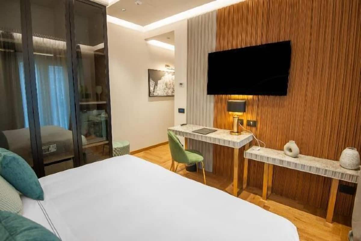 2 bedrooms, premium bedding, down comforters, minibar