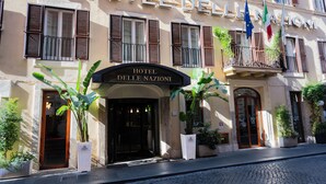 Fachada de hotel con un letrero que dice "HOTEL DELLE NAZIONI".
