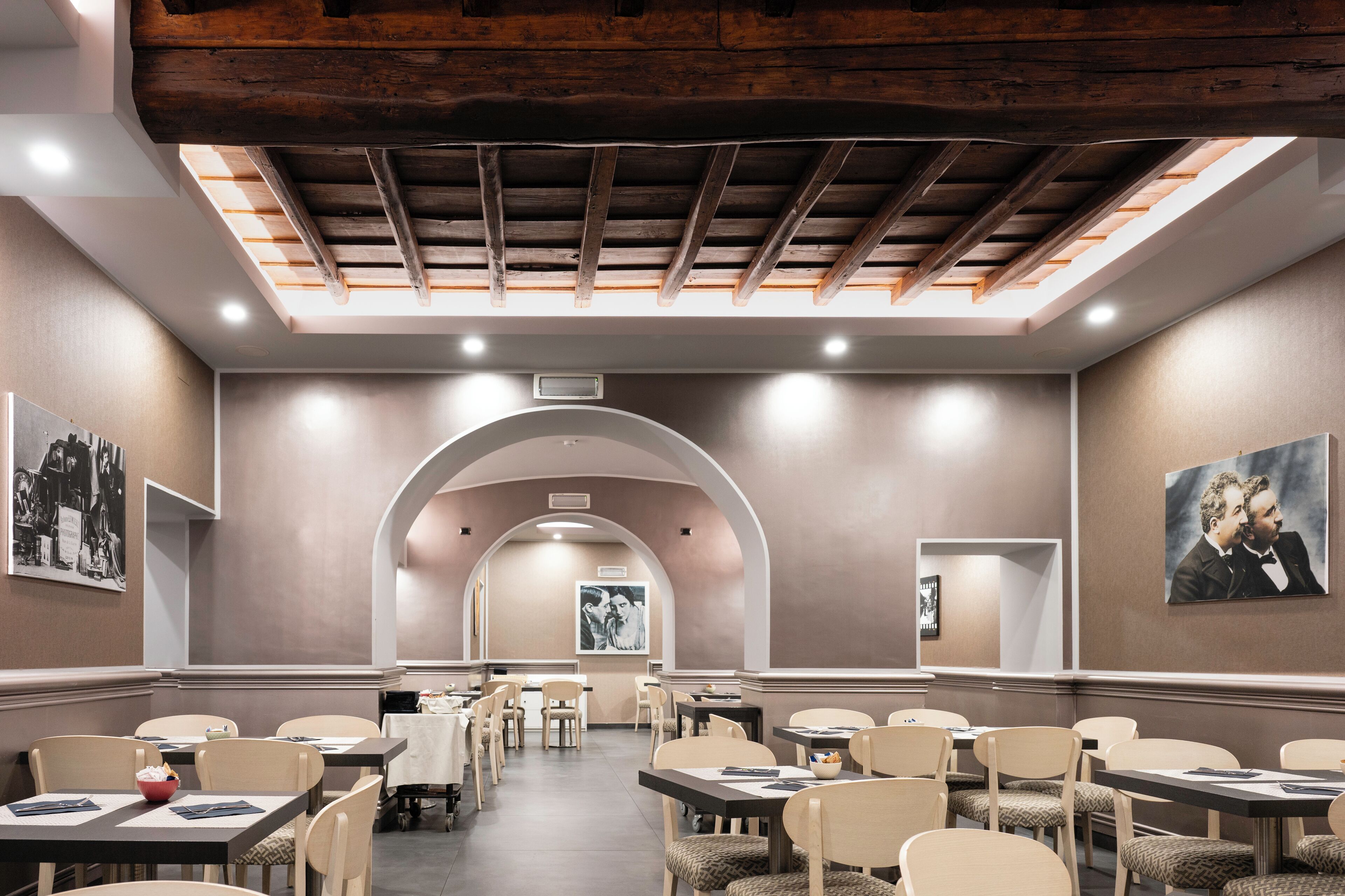 每日供应自助式早餐（每人 EUR 20）