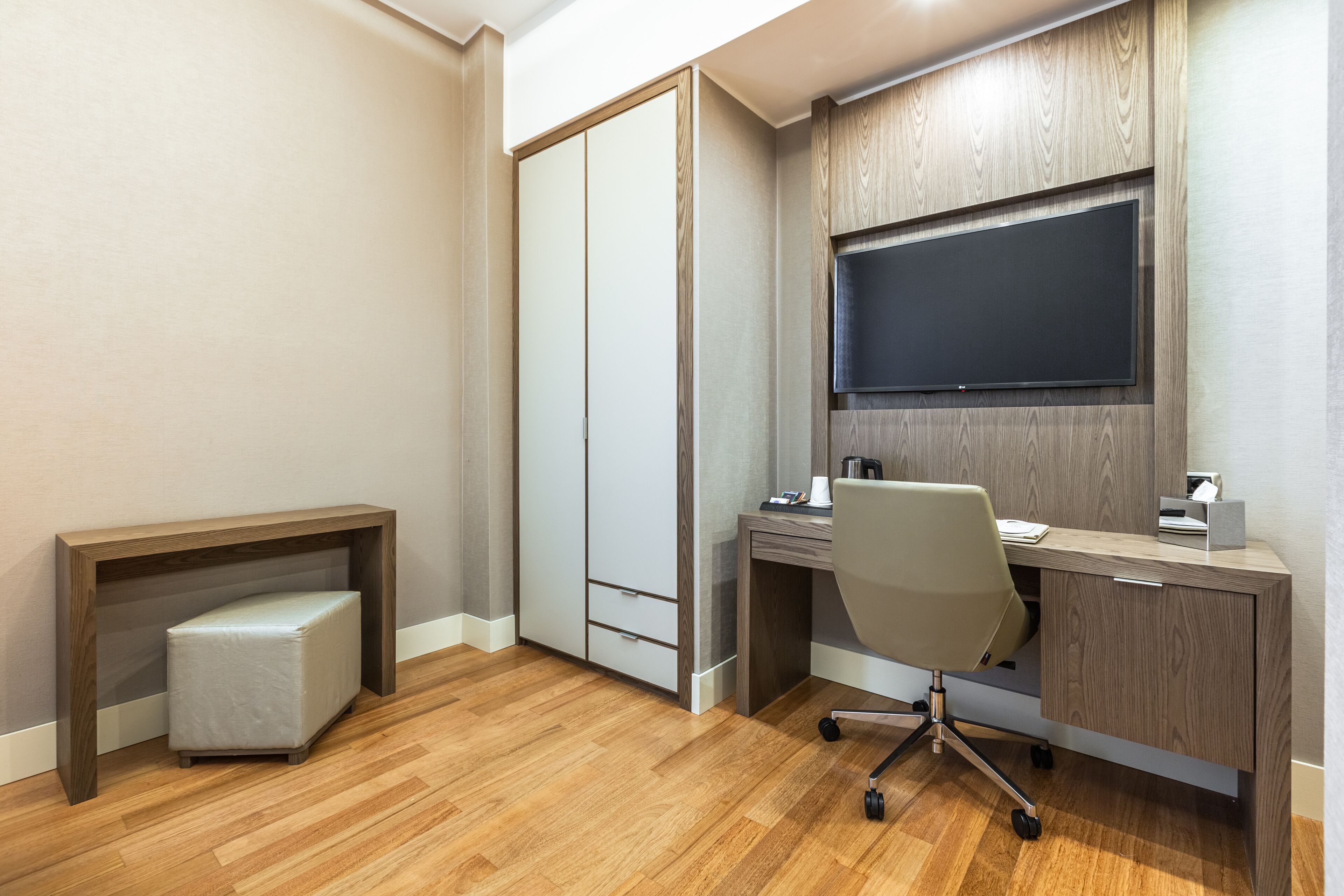 2 bedrooms, premium bedding, down duvets, minibar