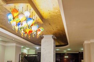 Un interno moderno con un lampadario unico con elementi in vetro colorato.