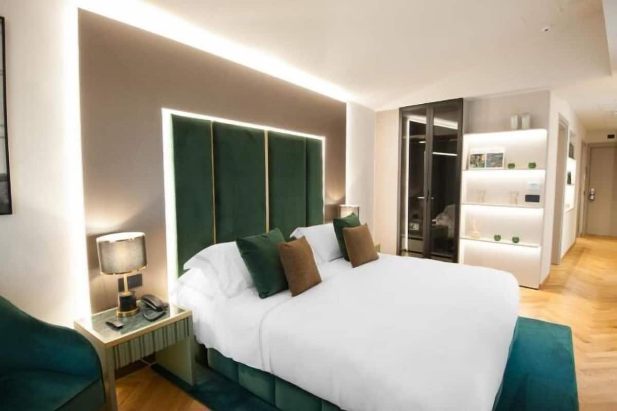 2 bedrooms, premium bedding, down duvets, minibar