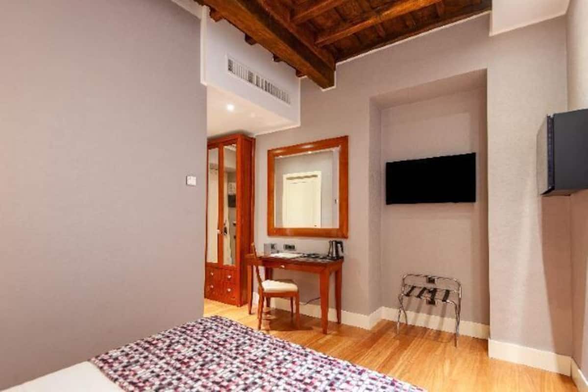2 bedrooms, premium bedding, down duvets, minibar
