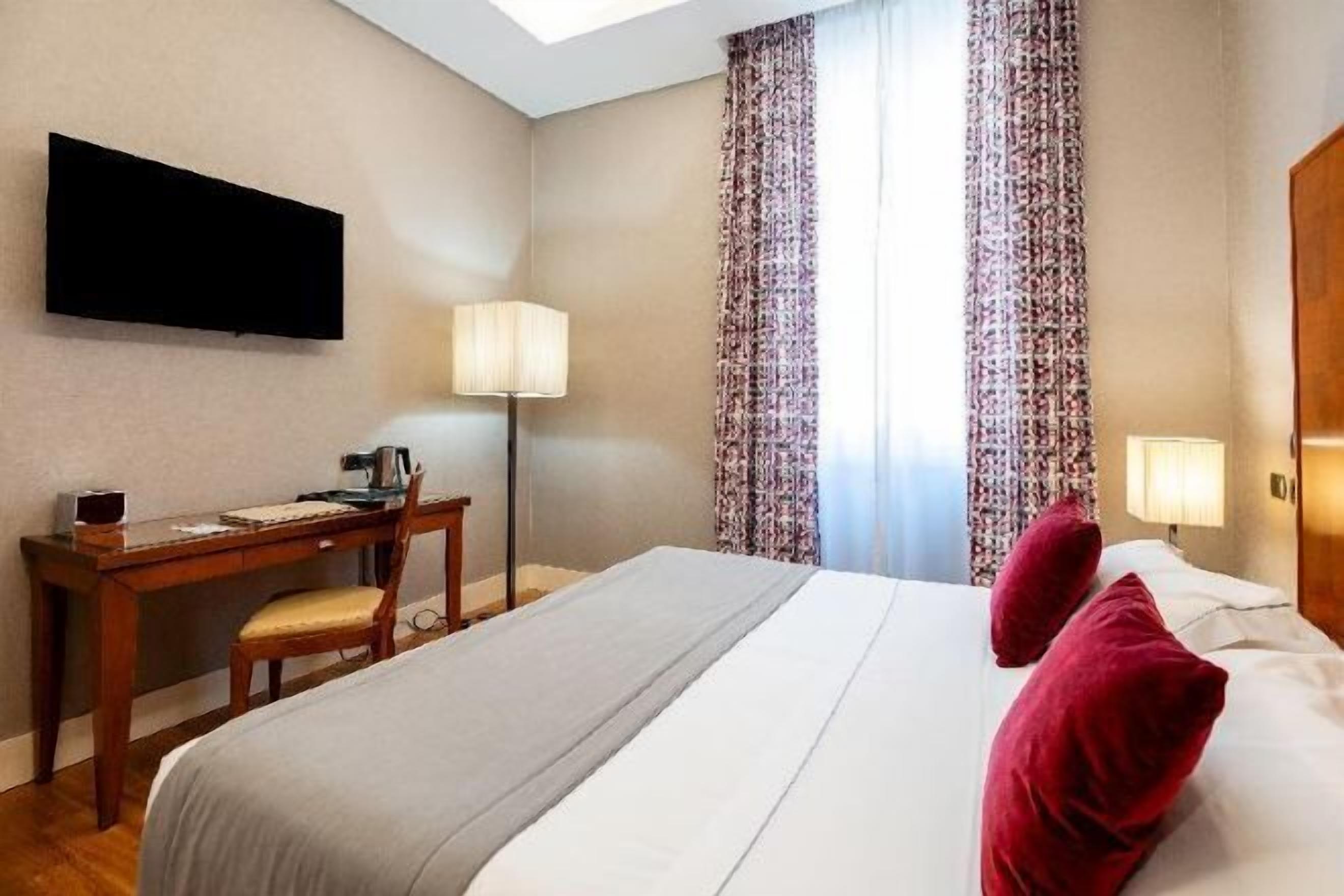 Premium bedding, down duvets, minibar, in-room safe