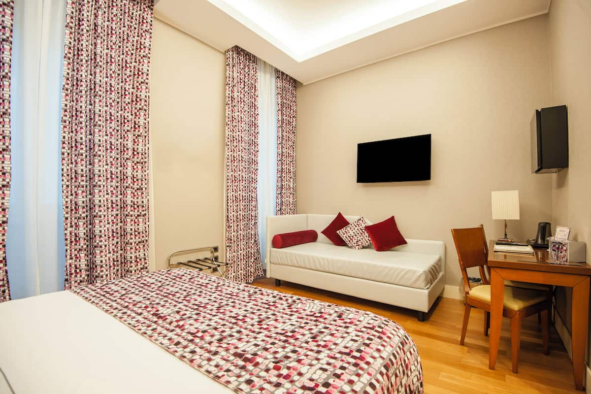 Habitación triple | Ropa de cama de alta calidad, edredón y minibar