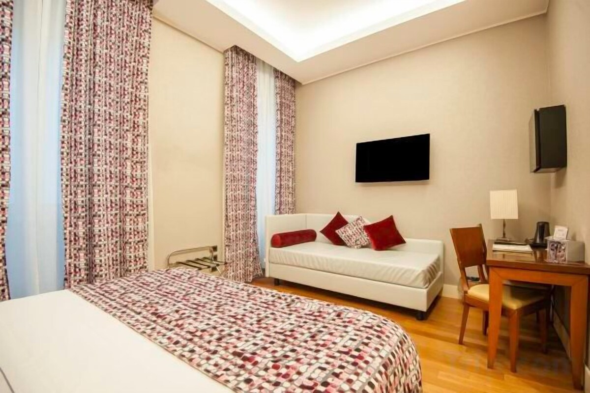 Premium bedding, down comforters, minibar, in-room safe