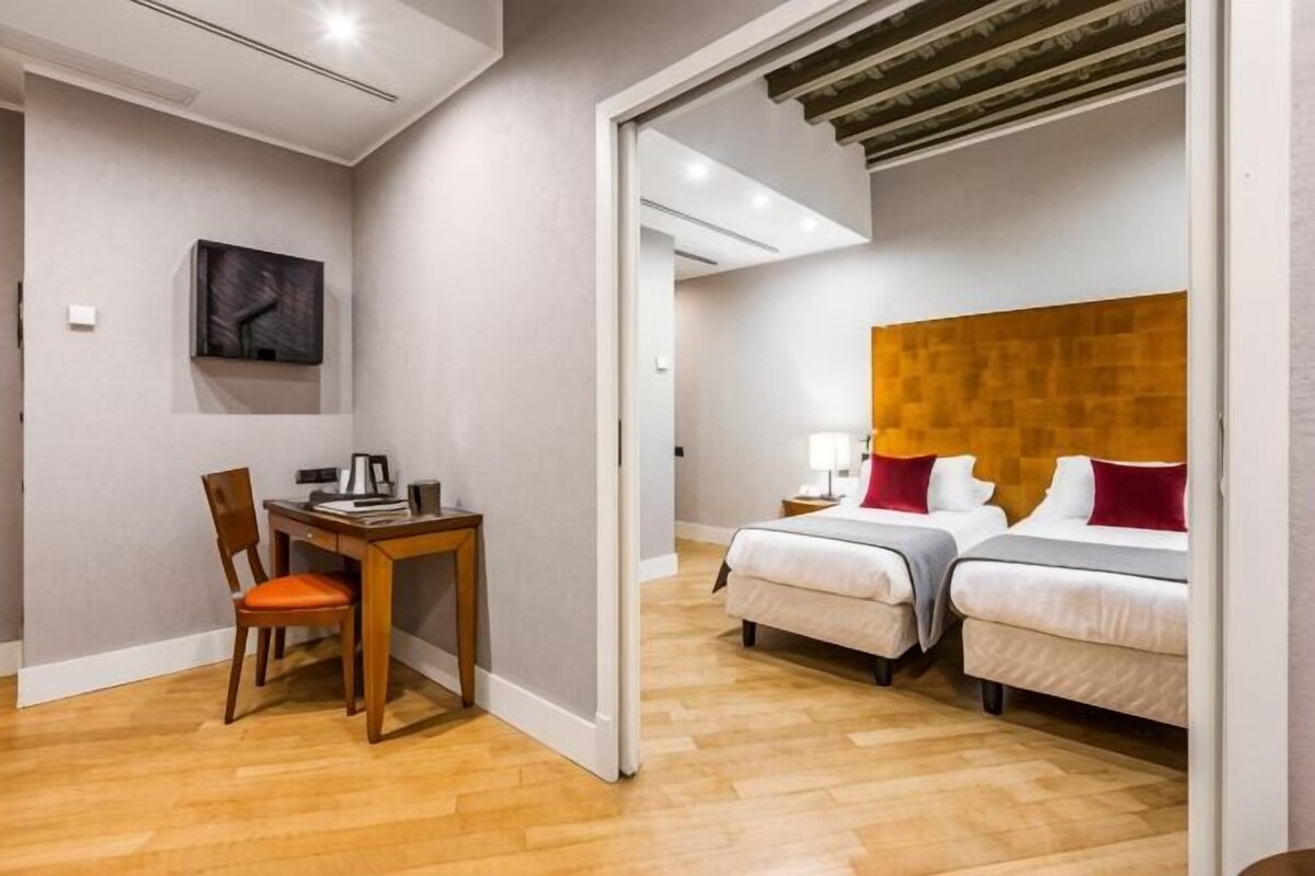 Premium bedding, down comforters, minibar, in-room safe