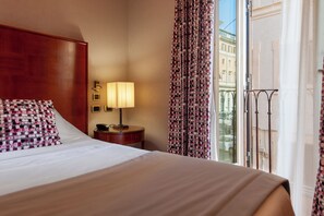 Habitación doble superior | Ropa de cama de alta calidad, edredón y minibar 