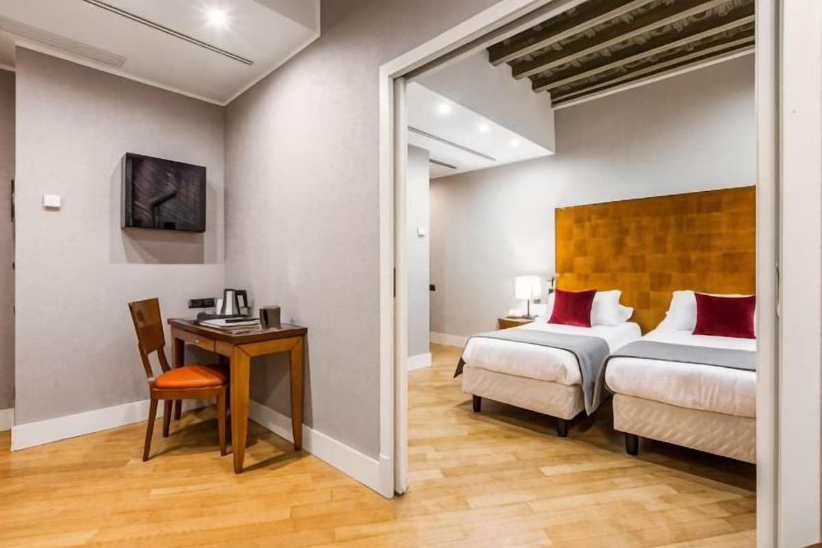 Premium bedding, down comforters, minibar, in-room safe