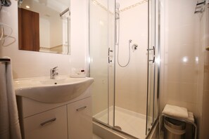 Toalettartikler (inkludert), hårføner, bidé og håndklær