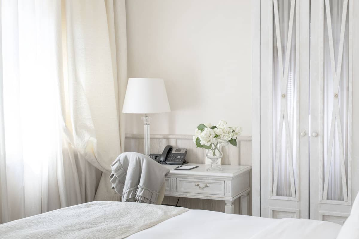 Daunenbettdecken, Betten mit Memory-Foam-Matratzen, Minibar, Zimmersafe