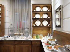 Daily continental breakfast (EUR 15 per person)