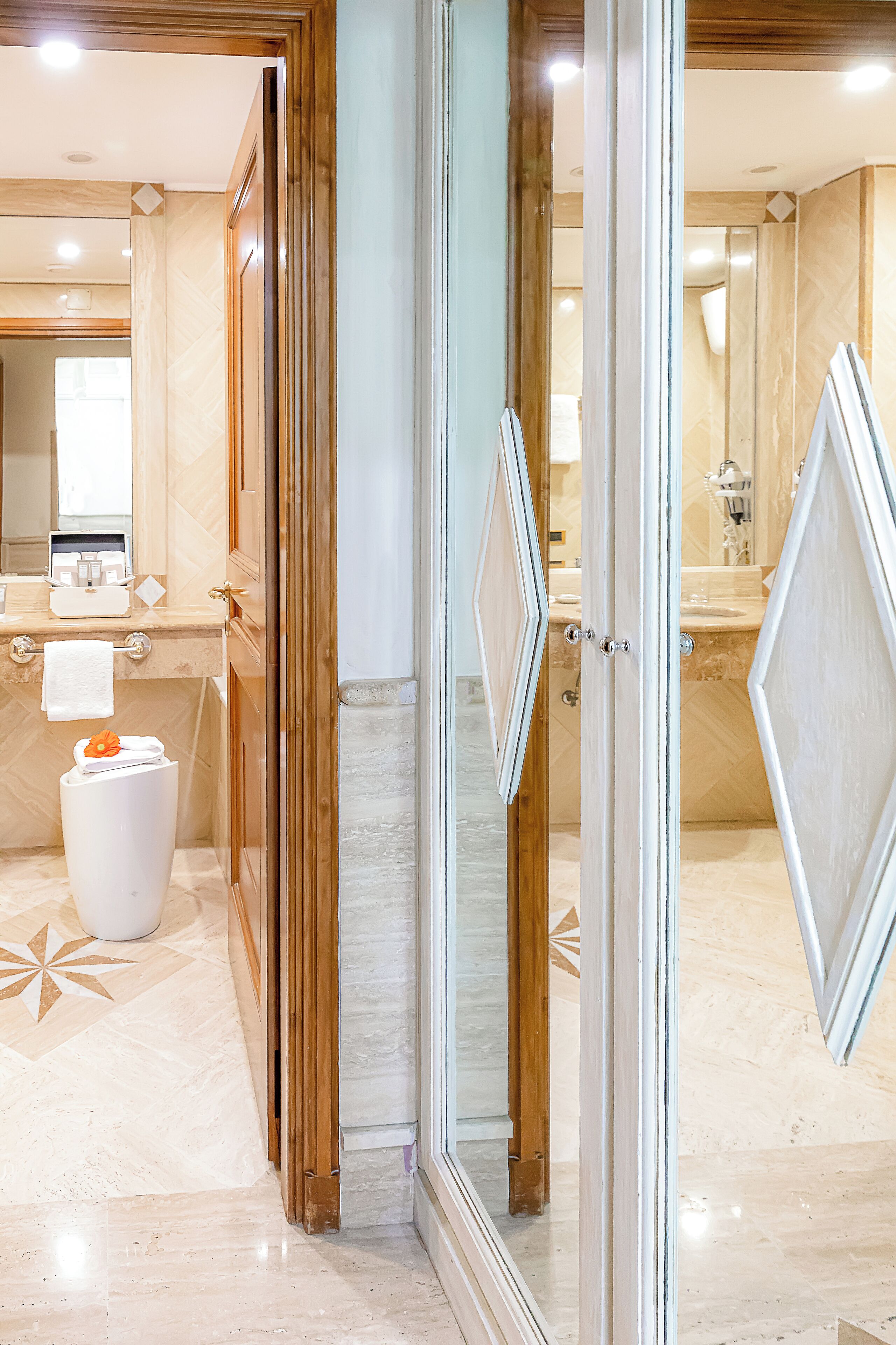 junior suite, city view | bathroom | free toiletries, hair dryer, bathrobes, slippers