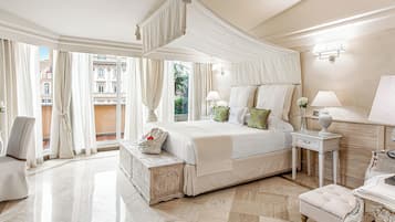 Dundyner, memory foam-senger, minibar og safe på rommet