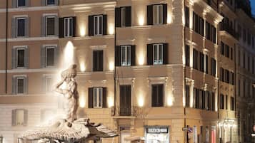 Depan hartanah - siang/malam