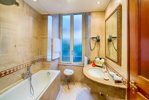 Camera doppia, edificio separato | Bagno | Set di cortesia gratuito, asciugacapelli, accappatoio, pantofole