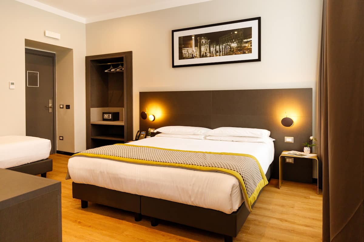 Deluxe Room | Minibar, in-room safe, desk, soundproofing