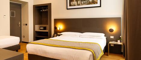 Deluxe Room | Minibar, in-room safe, desk, soundproofing