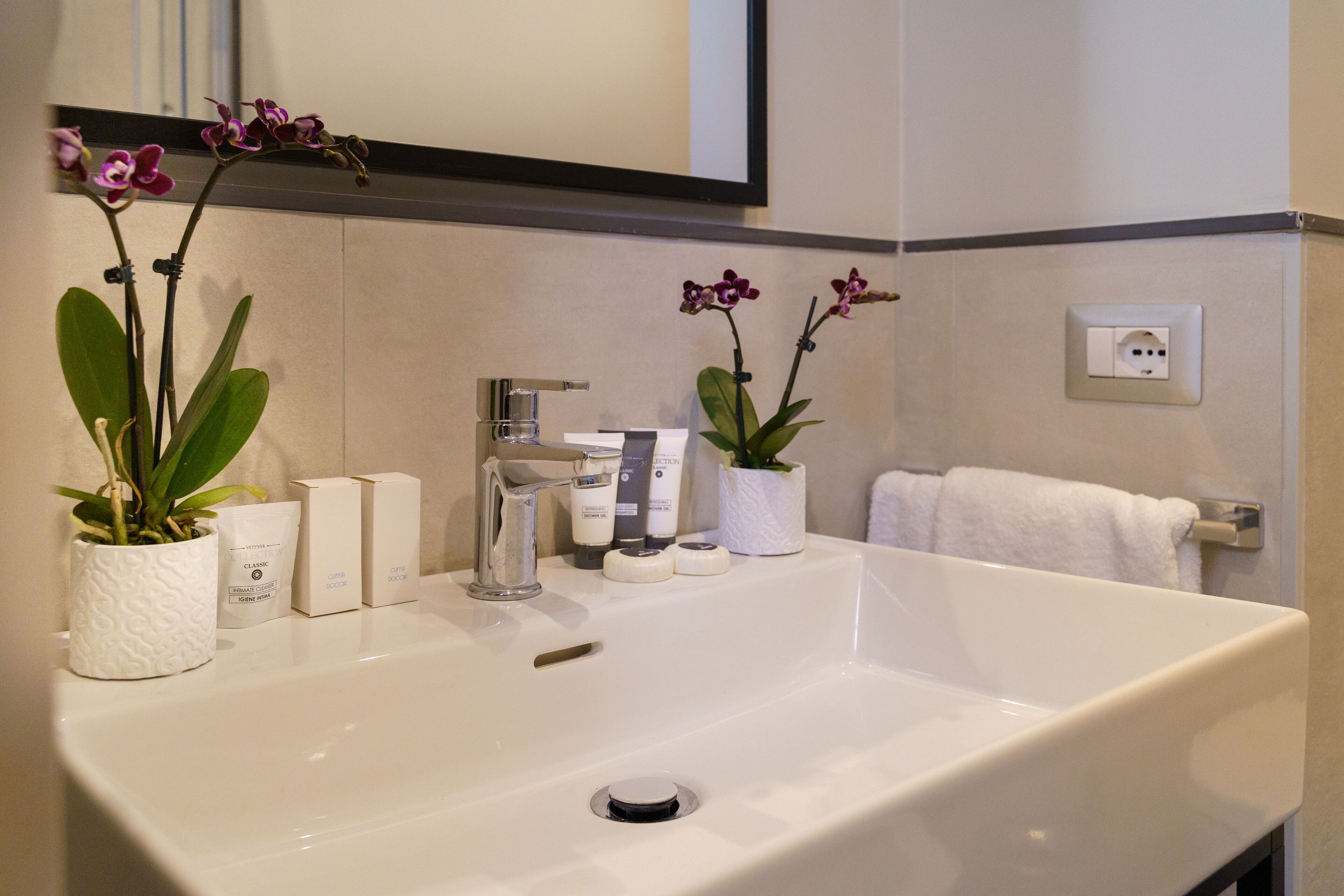 classic room | bathroom | shower, hair dryer, bidet, towels