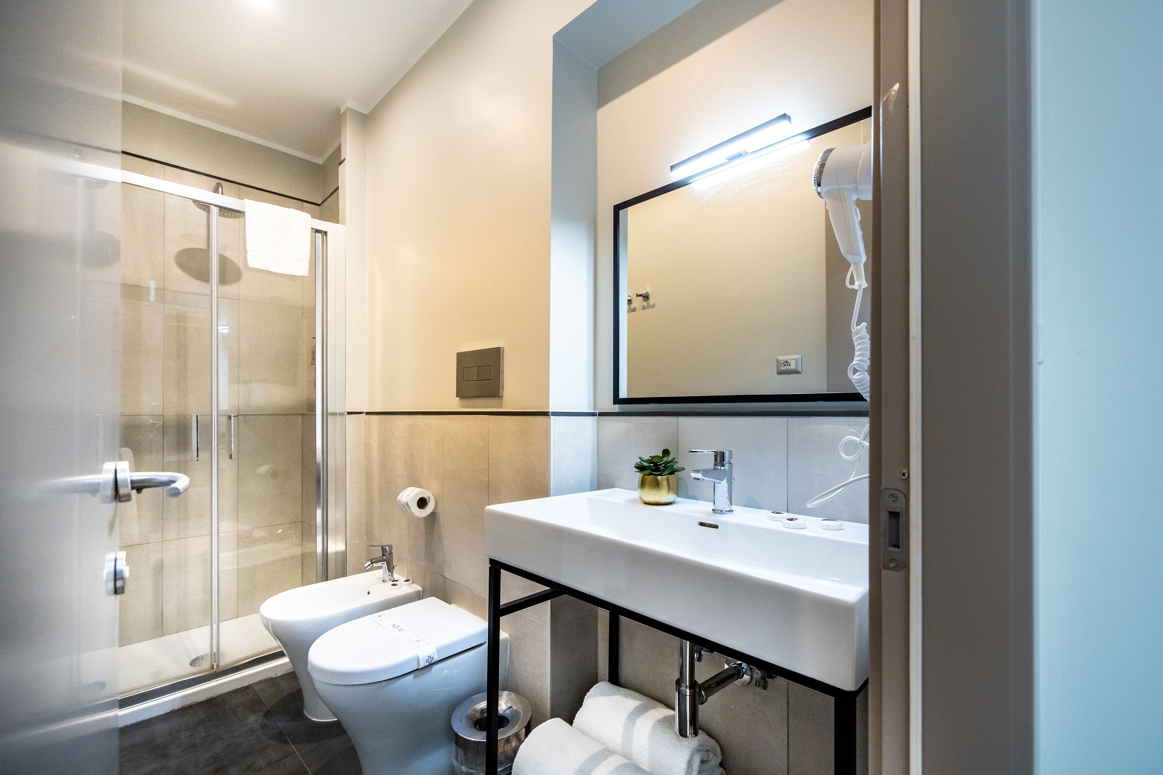 premium room | bathroom | shower, hair dryer, bidet, towels