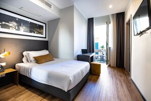 Comfort Single Room | Bar mini, peti besi dalam bilik, meja, kalis bunyi
