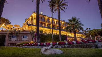 Vista frontal de la propiedad por la tarde o noche