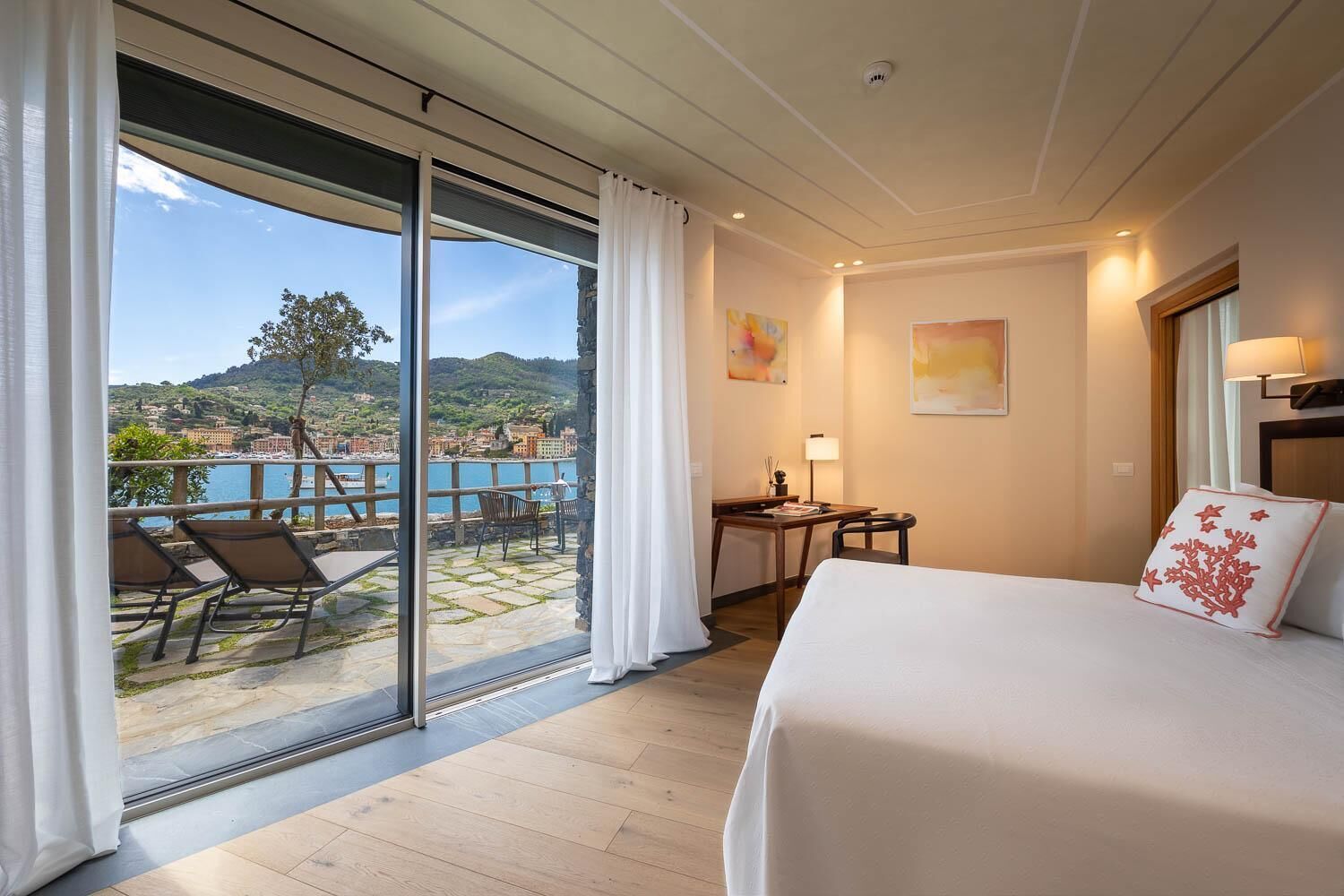 Luxe beddengoed, donsdekens, een minibar, een kluis op de kamer