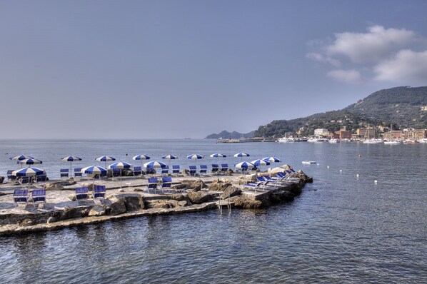 Private beach, black sand, beach cabanas, sun-loungers - Hotel Continental (Santa Margherita Ligure)