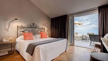 Habitación doble Deluxe, vista al mar | Ropa de cama de alta calidad, edredón y minibar