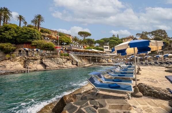 Private beach, black sand, beach cabanas, sun-loungers - Hotel Continental (Santa Margherita Ligure)