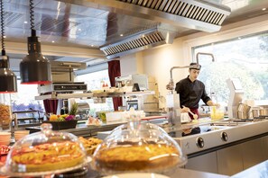 Café da manhã com buffet grátis todos os dias
