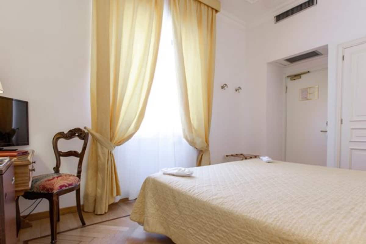 Minibar, in-room safe, desk, WiFi (free)
