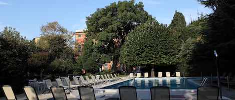 Hồ bơi ngoài trời, ghế dài tắm nắng