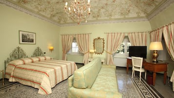 Minibar, coffres-forts dans les chambres, bureau, lits bébé (gratuits)