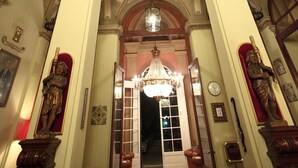Un intérieur somptueux, avec de hauts plafonds, des moulures travaillées et un lustre.