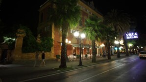 Un bâtiment sur lequel on peut lire l’inscription « Villa Balbi » sur une enseigne, de nuit.