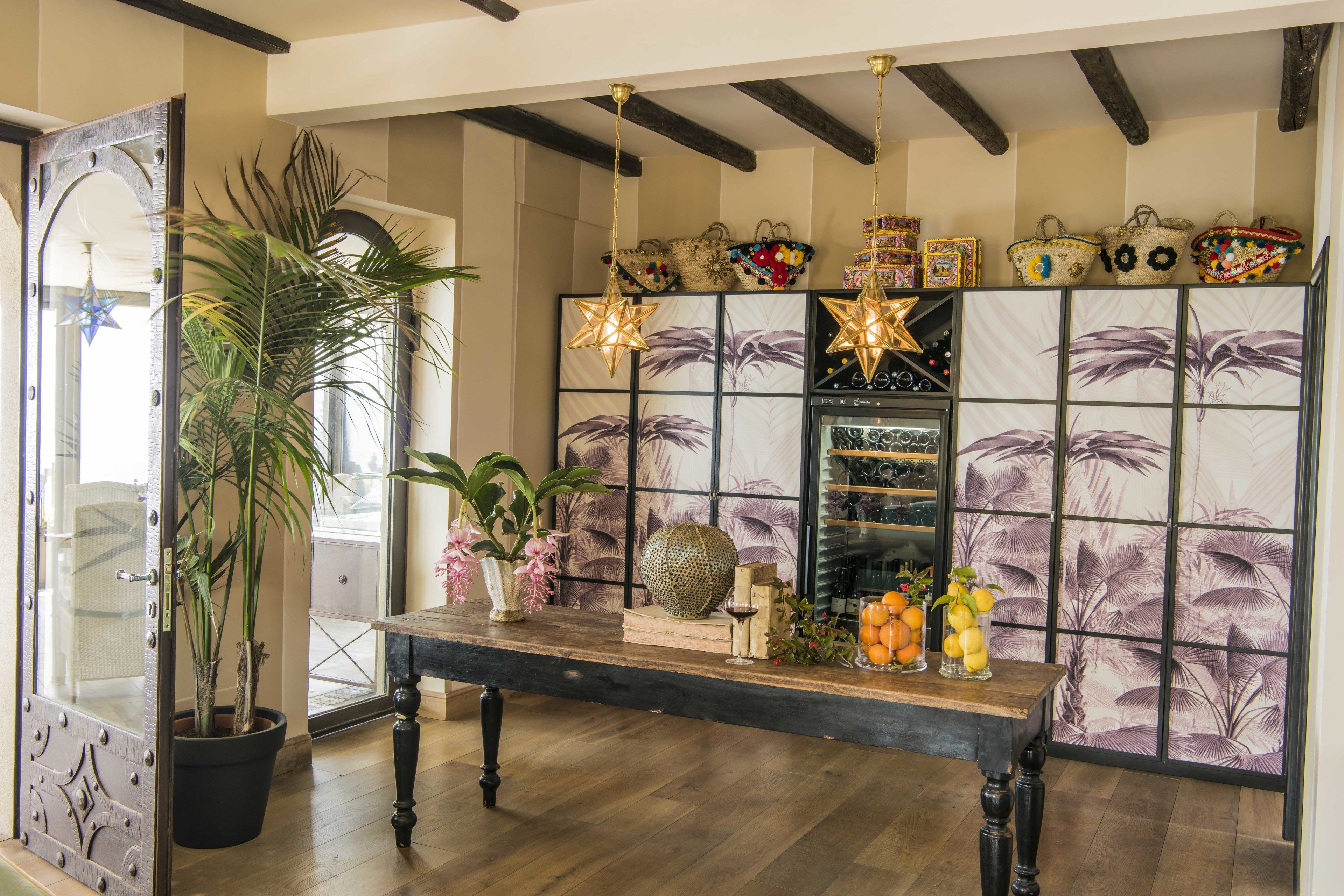 breakfast, lunch, dinner served; sea views